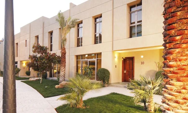 هوم سيتي - لدينا خبرات كبيرة وقوية في مجال تنظيف الفلل وتنظيف القصور - تنظيف المنازل والشقق - تنظيف المساجد والمدارس والمكاتب والشركات الإدارية - تنظيف الفنادق - تنظيف الخزانات مع العزل - جلي وتلميع الرخام - تنظيف المفروشات بالبخار - نعمل طول أيام الأسبوع وعلى مدار الـ ٢٤ ساعة